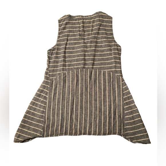 Beachlunchlounge Sleeveless V-Neck Top. Size Medium. - Picture 2 of 8